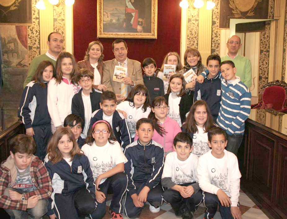 2011 guia turistica Peque&ntilde;os Cicerones en Ayuntamiento de Antequera con su alcalde.