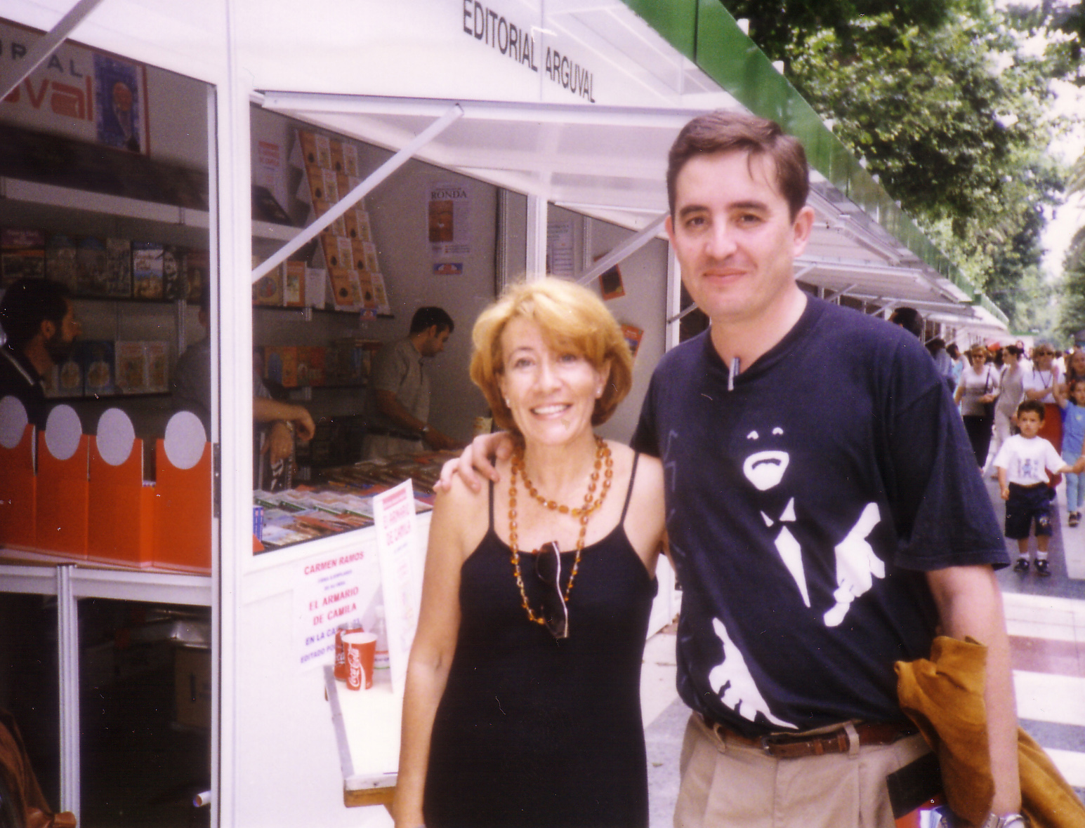 Garcia Montero junto a Carmen Ramos en la Feria del Libro de Malaga